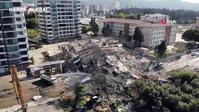 Tek darbeyle kağıt gibi yerle bir oldu! 16 katlı binanın kontrollü yıkımı kamerada
