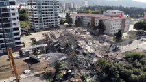 Tek darbeyle kağıt gibi yerle bir oldu! 16 katlı binanın kontrollü yıkımı kamerada