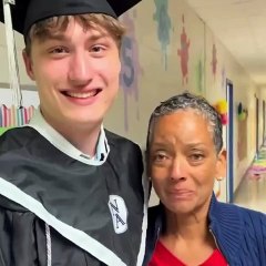 De l’école primaire à la cérémonie de diplôme : Jude Hamilton renoue avec son ancienne professeure !