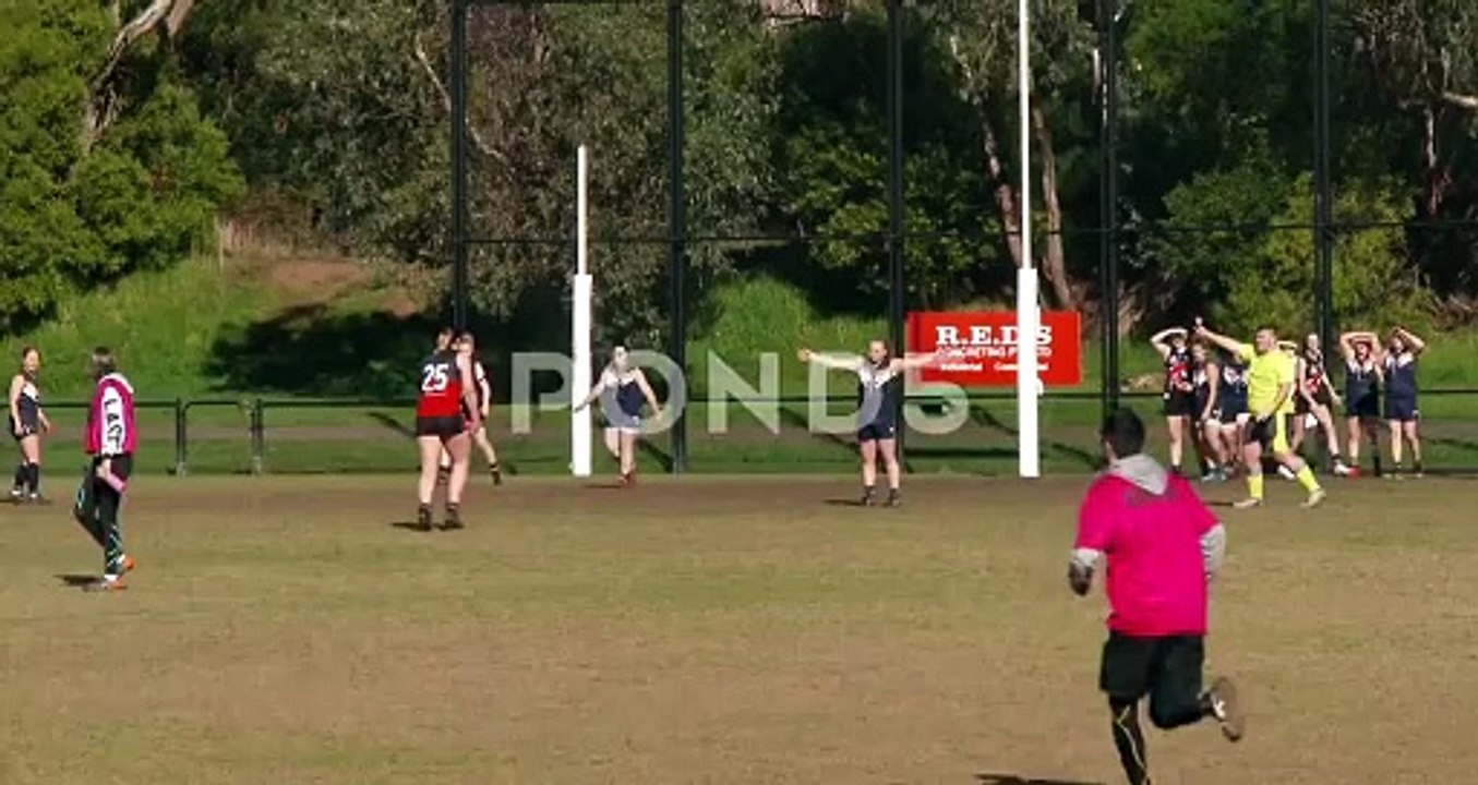 -women-football-team-free-kick