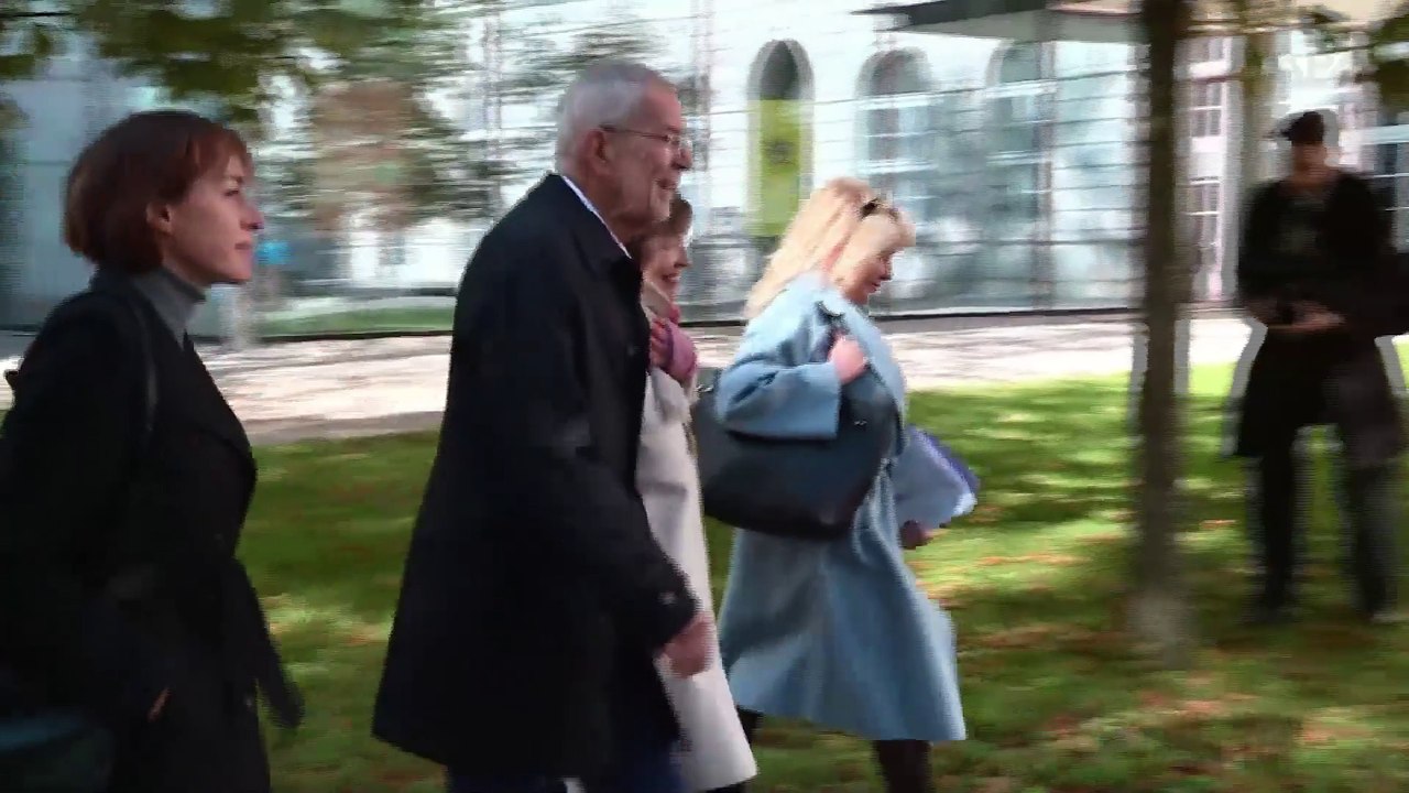 Präsident Van der Bellen dankt bei Stimmabgabe Wahlhelfern