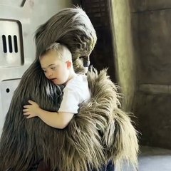 Moment de douceur entre ce petit garçon et Chewbacca à Walt Disney World !