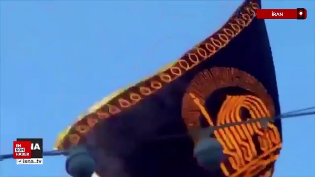 İran'da Nasrallah suikastının ardından göndere siyah sancak çekildi