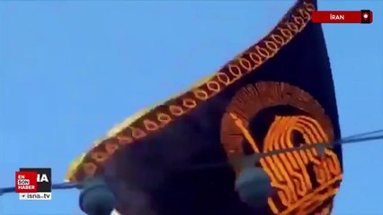 İran'da Nasrallah suikastının ardından göndere siyah sancak çekildi
