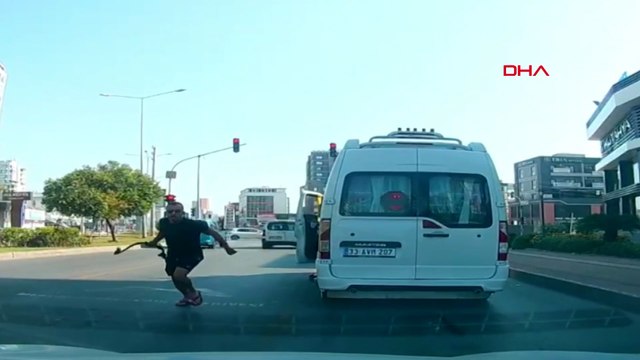 Minibüs şoförü, önünü kestiği otomobile halatla saldırıp küfretti