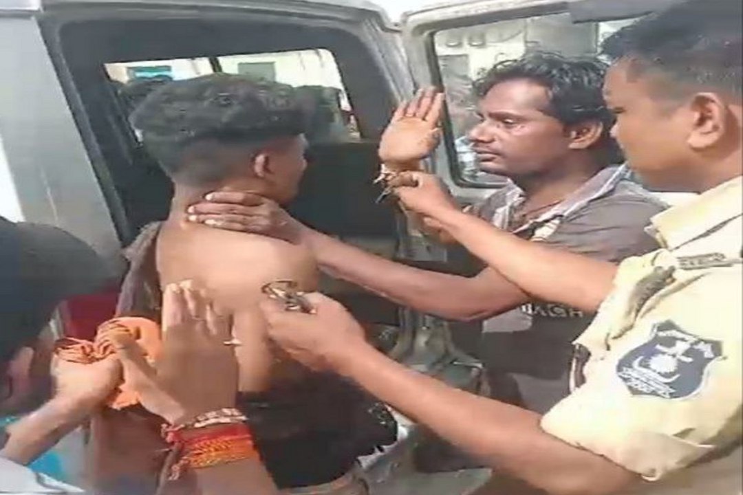 चोरी का आरोप लगाकर युवक को ट्रक में बांधा, फिर की बेदम पिटाई