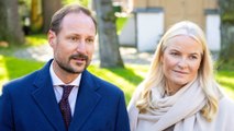 GALA VIDEO - Mette-Marit et Haakon de Norvège : leur solution étonnante pour ne pas répondre aux questions qui fâchent !