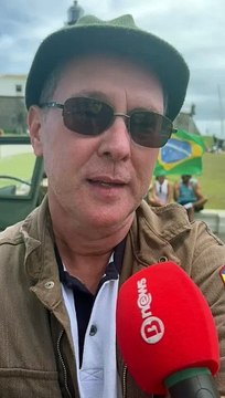 Mesmo com chuva, exposição de carros antigos atrai grande público ao Farol da Barra