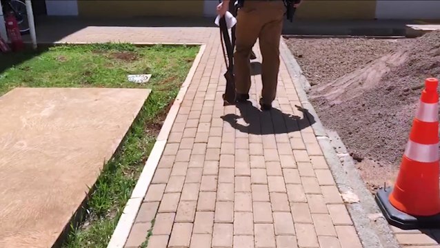 Mulher cria coragem, denuncia marido por agressões e PM apreende armas de fogo