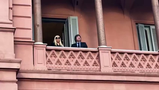 El saludo de Susana Giménez y Javier Milei a una plaza vacía el día en el que se conoció el índice de pobreza
