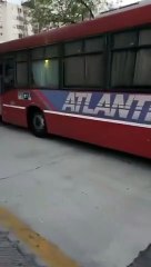 ¿Pato se olvidó de controlar a los micros libertarios? La inmensa fila de bondis que trasladó a la "militancia"