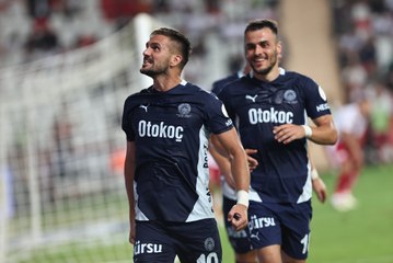 Süper Lig : Fenerbahçe grapille du terrain sur Galatasaray