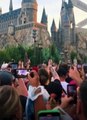 Fãs de Harry Potter prestam homenagem a Maggie Smith no castelo do bruxo em Orlando