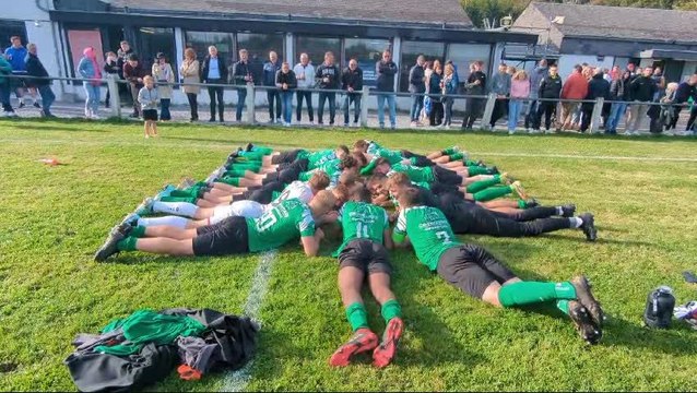 Les Grand-Leeziens fêtent leur succès sur Wépion devant leurs supporters.