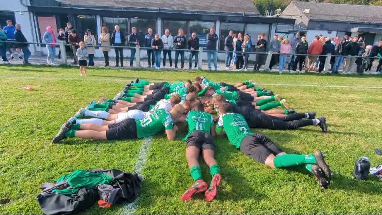 Les Grand-Leeziens fêtent leur succès sur Wépion devant leurs supporters.