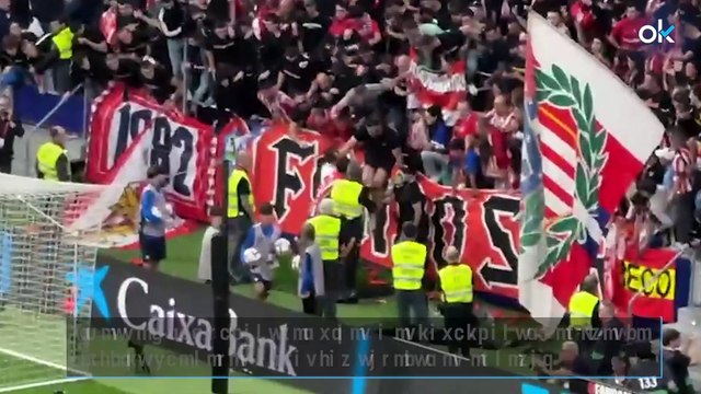 Simeone y sus jugadores piden a encapuchados del Frente Atlético que dejen de lanzar objetos en el derbi