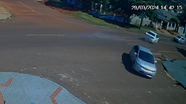 Câmera mostra batida entre três carros que resultou em capotamento no Morumbi