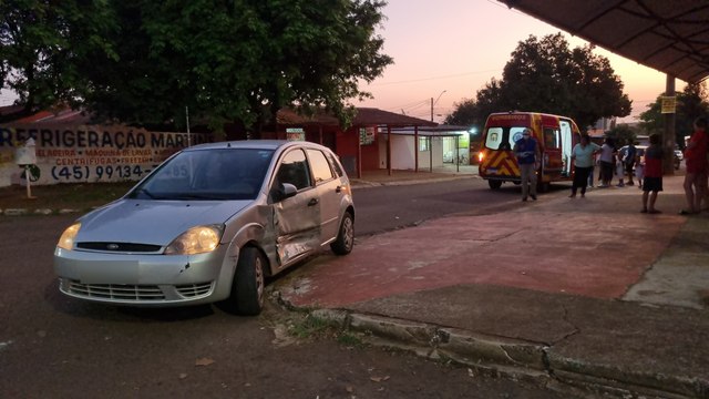 Carros se envolvem em acidente no Bairro Paulo Godói e 3 crianças e uma mulher são atendidas pelo Siate