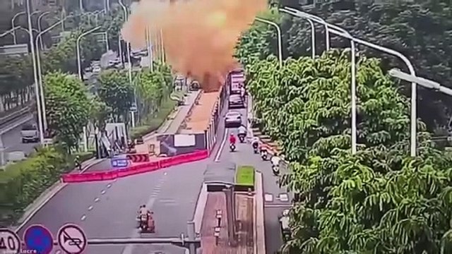 Video: ¡Explotó el alcantarillado! Una erupción de heces fecales sorprendió a los conductores