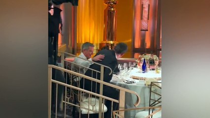 Ben Affleck hizo una aparición inesperada en la mesa de Damon en la ceremonia de los Globos de Oro