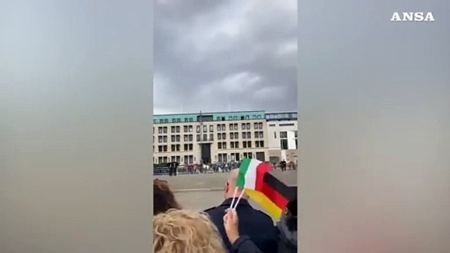 Berlino, Inno di Mameli per Mattarella alla Porta di Brandeburgo