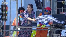 Momen Maia Estianty Kibarkan Bendera Finish MotoGP Mandalika