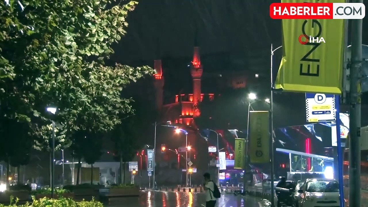 İstanbul Anadolu Yakası'nda Sağanak Yağış Etkili Oldu