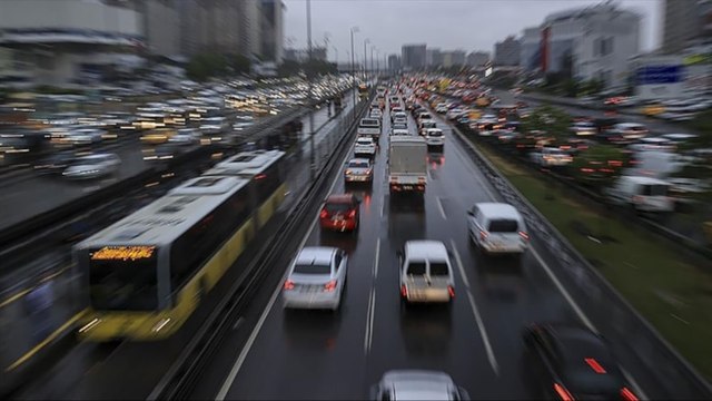 Haftanın ilk iş gününde trafik yoğunluğu yaşanıyor