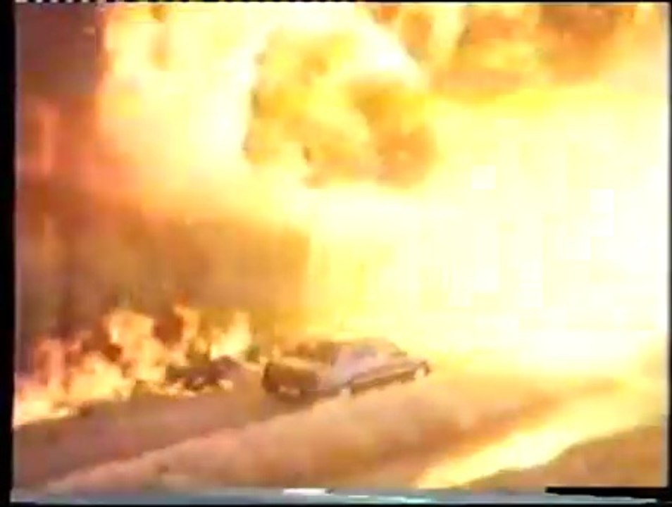 Stuntman tra le fiamme con una Peugeot 405 - Spot peugeot 405 - Advertising peugeot 405