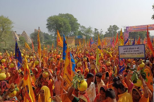 108 कुंडीय गायत्री महायज्ञ: 11000 महिलाओं ने निकाली कलश यात्रा, गायत्रीमय हुआ शहर