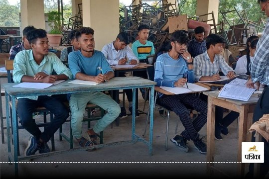 CG PG College: पीजी कॉलेज की हालात बद से बदतर, छत पर लग रही बच्चों की क्लासेस, देखें Video...