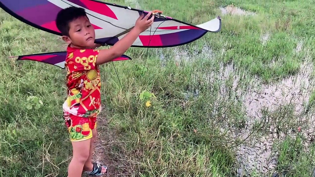 Idol nhí 4 tủi lần đầu thả diều sáo 2 mét ntn