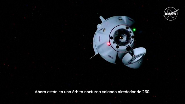 La cápsula de SpaceX para astronautas atrapados atraca en la Estación Espacial Internacional