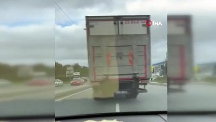 Trafikte tehlikeli inatlaşma kamerada