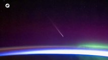 Un cometa se alza por encima del horizonte entre auroras boreales, visto des de la Estación Espacial Internacional