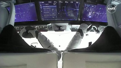 '발 묶인 우주인 귀환' 임무 스페이스X 우주선, ISS와 도킹 / YTN