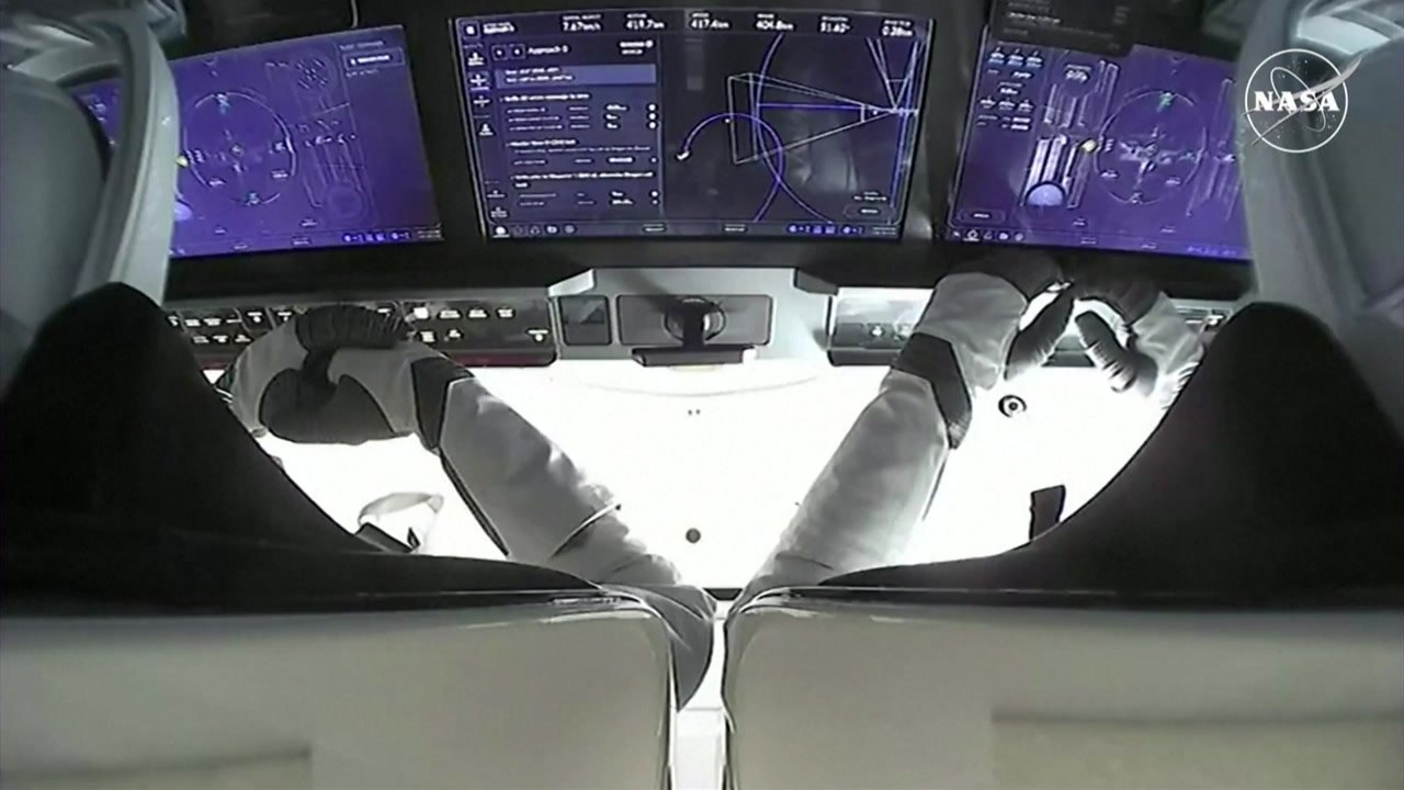 '발 묶인 우주인 귀환' 임무 스페이스X 우주선, ISS와 도킹 / YTN