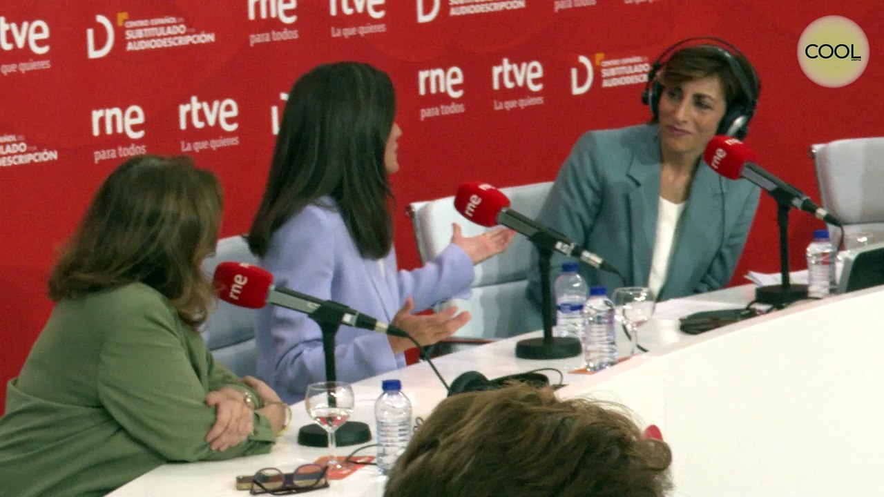 El ‘working look’ de la Reina Letizia para una mañana en la radio