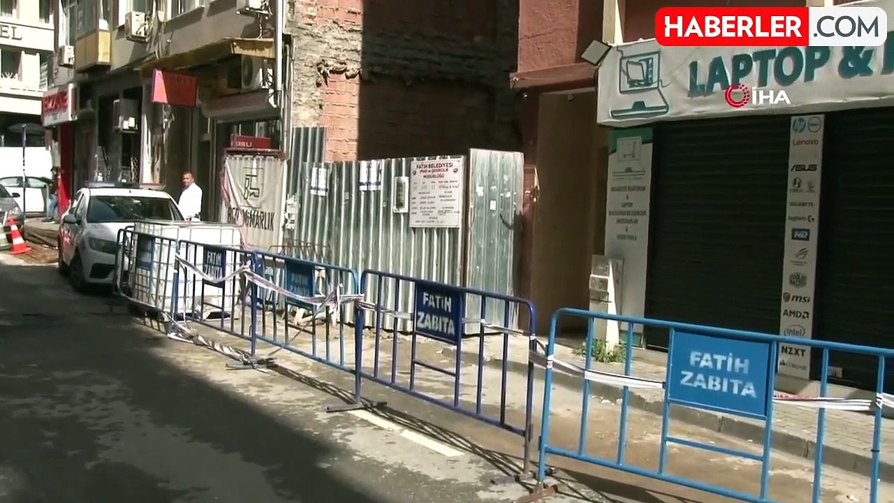 Fatih'te Temel Kazısı Sırasında Apartman Duvarı Yıkıldı
