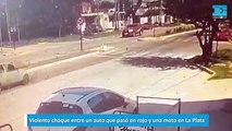 Violento choque entre un auto que pasó en rojo y una moto en La Plata