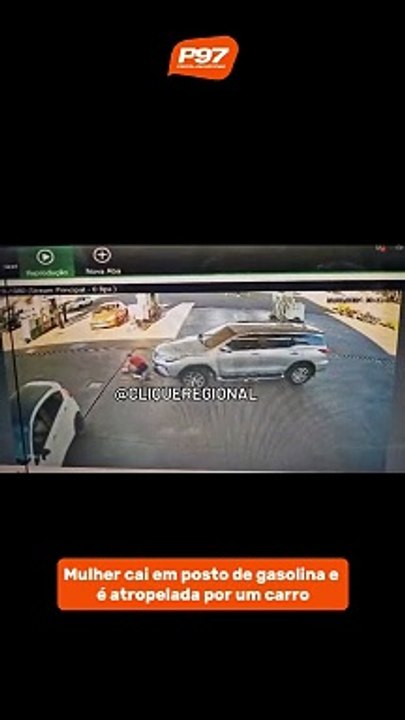 Mulher cai em posto de gasolina e é atropelada por um carro