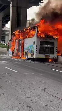 Pelo menos dez estudantes mortos em incêndio num autocarro na Tailândia