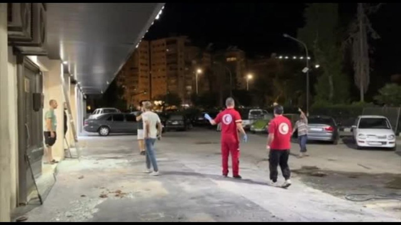 Siria, soccorsi in azione sul luogo dell'attacco israeliano a Damasco