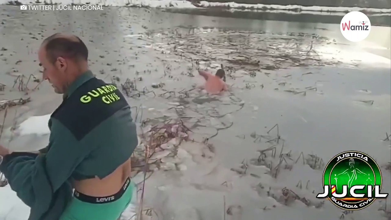Agentes de la Guardia Civil se lanzan al agua para salvar a un perro atrapado en un lago helado en Huesca