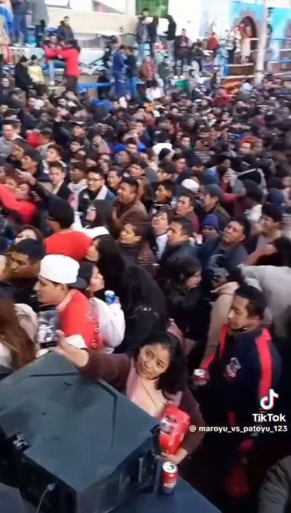 ¿Hay un nuevo Maroyu? Néstor Yucra aparece en escenario con otro grupo de músicos y lindos chiquillos