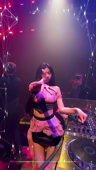 蹦迪女神降临小姐姐高清慢镜头热舞最终pose美到爆表