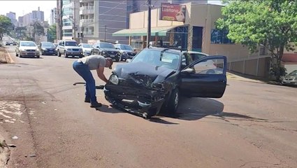 Cruzamento com semáforo não impede forte colisão no Centro de Cascavel