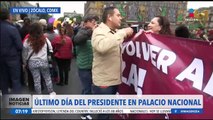 Simpatizantes despiden a López Obrador con mariachi afuera de Palacio Nacional