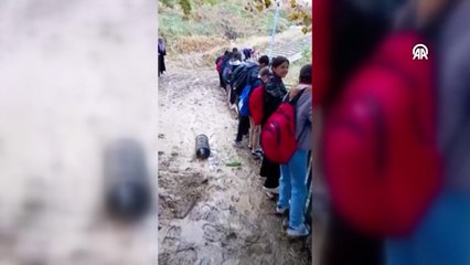 Tải video: Esenyurt'ta çamur içinde kalan köprüde öğrencilerin zorlu yolculuğu kamerada