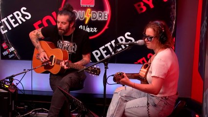 Emma Peters et Waxx interprètent "L'encre de tes yeux" en live dans Foudre